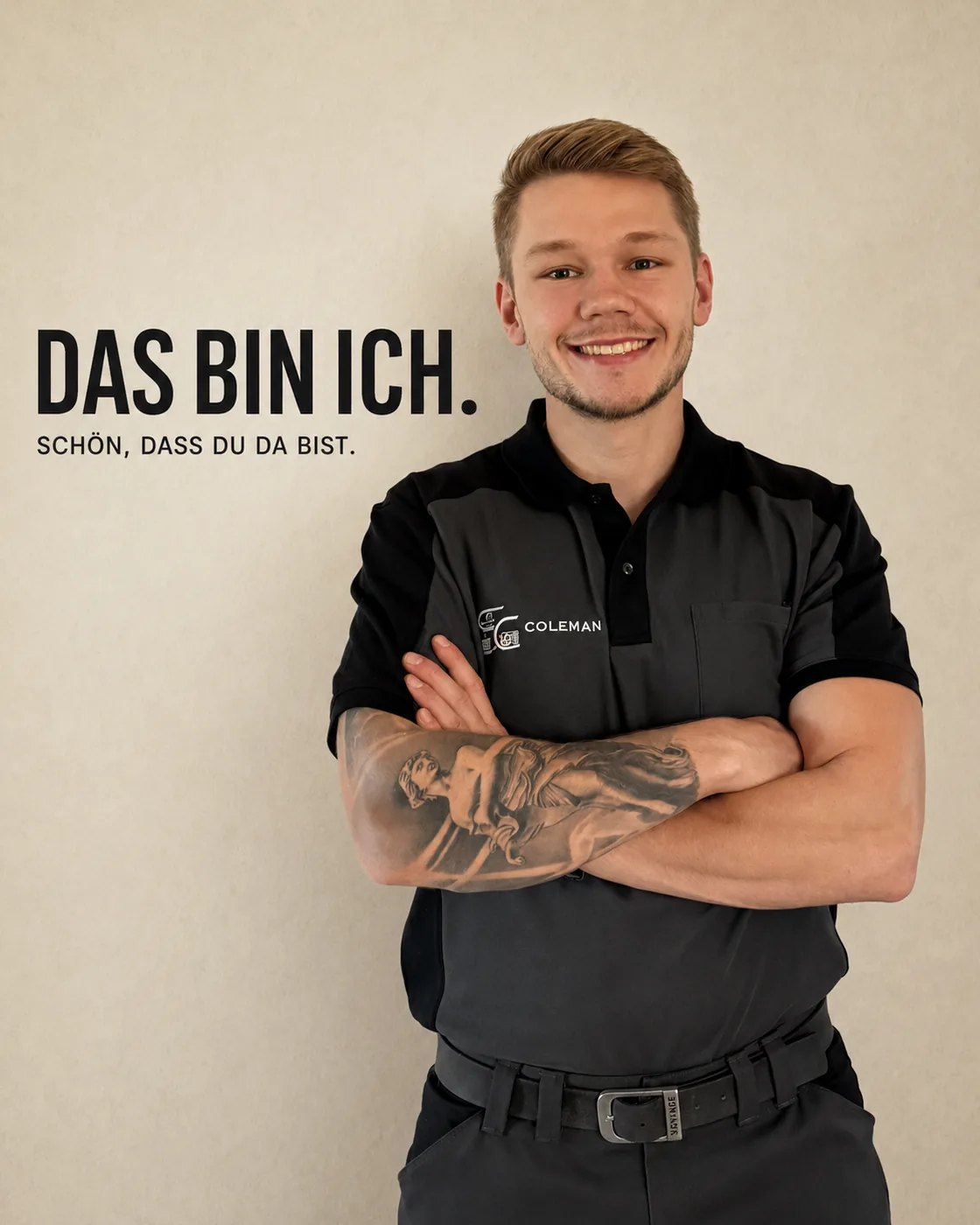 Sean Coleman, Inhaber und Meister, im Arbeitspolo mit Coleman-Logo. Bildtext: „Das bin ich. Schön, dass du da bist.“